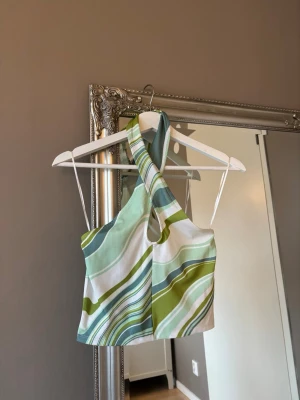 Oanvänd halterneck topp från ginatricot stl S - Oanvänd halterneck topp från ginatricot stl S Oanvänd, Endast tvättad. 