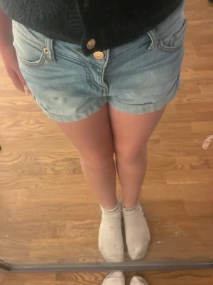 Ljusblå jeansshorts från Amisu🤭❤️ - Säljer ett par ljusblå denimshorts från Amisu. Lite pösiga men inget man tänker på. Storlek 32. De är rätt gamla har fått från mina kusiner för typ två år sen så är kanske inte Bästa skicka men ändå helt ok och lappen sitter lite dåligt.