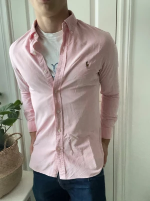 Ralph Lauren skjorta rosa  - Ralph Lauren skjorta rosa l storlek S slim fit som är lite liten på modellen som är 180 cm 75 kg. Inga defekter! Väldigt najs skjorta! Kom med frågor ✌️