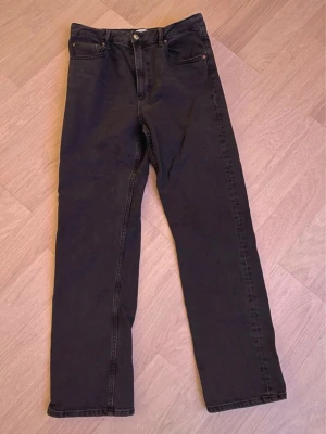 Jeans Gina Tricot - Svart/grå jeans från Gina Tricot, storlek 42, använda enstaka gång. Nypris 499kr. Hög midja.