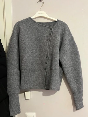 fin tröja - jättefin detaljerad tröja med knappar sitter jätte fint helt ny eftersom den passar inte mig storlek M och S