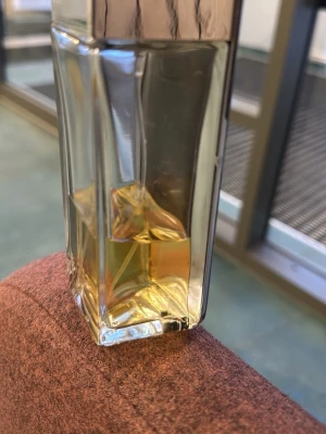 Paco Rabanne 1 Million Lucky EdT 100ml - 1 Million Lucky från Paco Rabanne är en parfym i en snygg, rektangulär flaska med spegelblank silveryta och gulddetaljer. Doften är maskulin och exklusiv, och flaskan rymmer 100 ml. Perfekt för dig som gillar lyxiga och moderna parfymer.