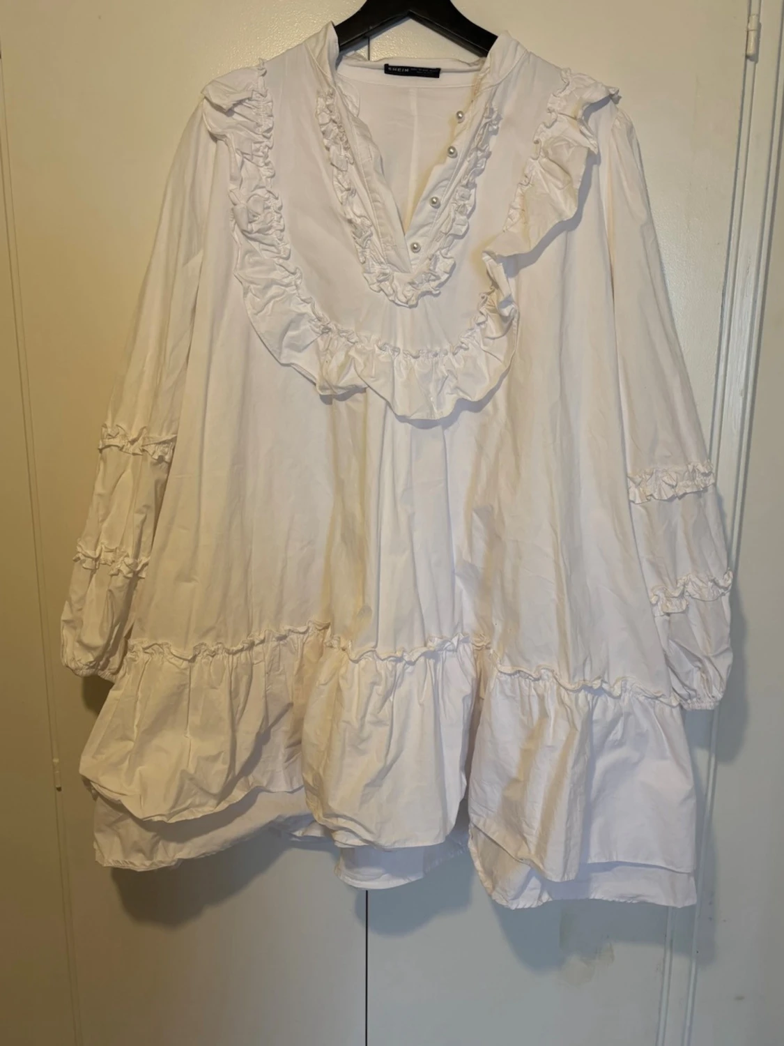 Vit volangklänning med knappar