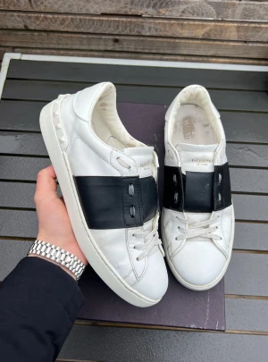 Valentino open - Säljer dessa sjukt feta opens! Självklart äkta! Nypris 7200kr! Size 43! Box, dustbag och kort ingår! Skick 8/10! Hör av dig vid minsta fundering 🤩