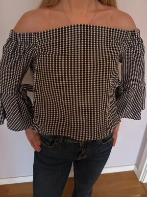 Rutig blus  - En rutig off shoulder blus med rosetter på ärmarna. Passar bra både till vardags och till festligare tillfällen. 💓🎉