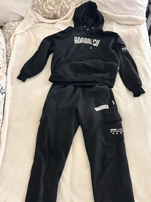 Mjukisset från Hoodrich - Använt ca 4 gånger. Fickor i innerben och underarm. 