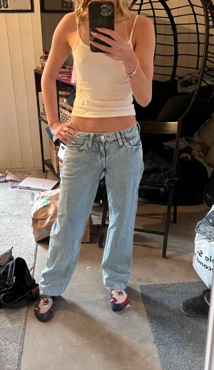 Jeans weekday arrow  - Jättefina jeans från weekday i modellen arrow de är perfekta för de är inte för baggy och jättefin färg som även är slutsåld nypris är 590 och  de här är som i nyskick det är inga fläckar eller något sånt alls. Jag köpte dem för typ nån månad sen men de har inte kommit till användning tyvärr för jag har bara mjukis i skolan 🥰🥰😅😅 pris kan diskuteras vid snabba affär❤️