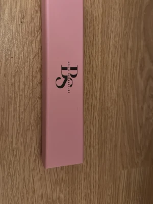 Frans pincett F01 - Bilderna visar en rosa pincett från Bells Skönhet, med diamantmönstrat handtag och guldfärgad spets, i en matchande rosa ask. Helt oanvänd.