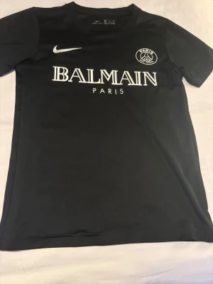 PSG balmain T-shirt  - En psg balmain träningströja i storlek xs som är i mycket bra skick. Skriv vid frågor!
