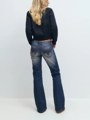 Blå bootcut jeans med röda sömmar - Blå bootcut jeans från Gina 