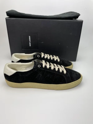 Saint Laurent skor  - December REA! Hej, säljer nu dessa svin snygga ysl skor. Skorna är i grymt skick! Begränsat antal boxar och dustbag. Hör av dig vid frågor. 40 passar 41