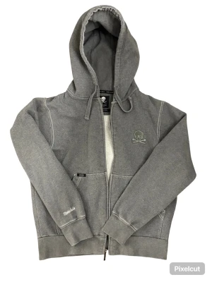 Grå Mark Eckō hoodie  - Säljer nu min gråa mark eckö hoodie i storlek S, tröjan är tjock och varm med snygga detaljer. jag på bilden är runt 183 Cm lång. BVSA!!