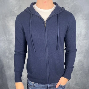 Emilio Sarto Hoodie - Skick: 10/10, ny med tags. | Ingår: Allt OG. | Nypris: +- 3500 SEK. Modellen är 183cm, väger 70kg och bär M. 