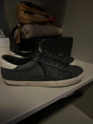 Golden goose skor - Ett par schyssta men ganska slitna golden goose därav priset. Pm för frågor. Priset går att diskutera. Strl 41 passar också 42. Modell superstar
