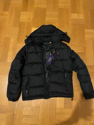 Ralllph lauuren jacka har storlek S,M - Ralllph lauuren jacka har storlek S,M båda kan gå ner i pris vid snabb affär väldigt snygg varm jacka qr kod finns följ gjärna våran TikTok Scandinavia_market 