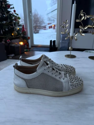 Christian Louboutin skor - ÄKTA loubs i denna riktigt feta modell med nät | Använt skick och skitiga på bild, en tvätt skulle snygga till dom rejält | Storlek 40,5 men sitter väldigt stort, passar 41,5 / 42 | Alla spikar sitter kvar | Pris 🚨1699kr🚨| Hör av dig vid frågor eller funderingar!