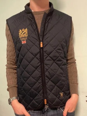 Morris quiltad väst - blå - Säljer denna galet snygga quiltade västen ifrån Morris. Den är i mycket bra skick. Har du några frågor? Tveka inte att höra av dig. Allt gott från Deluxe garderoben ⭐️