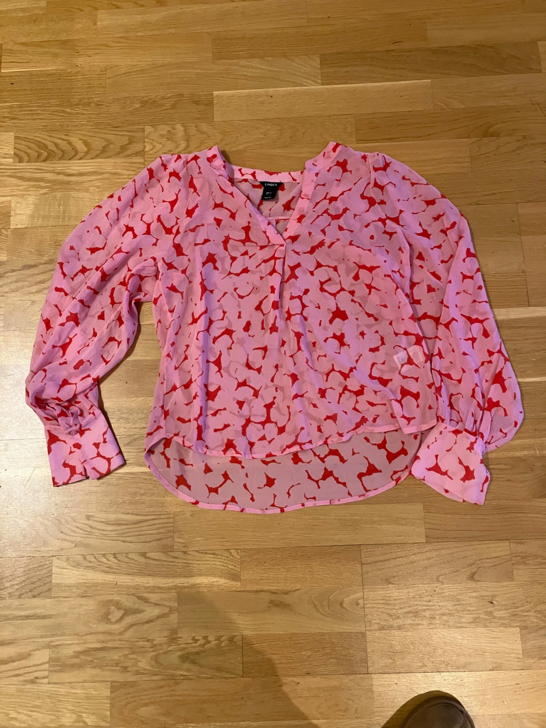 Tunn fin mönstrad rosa blus