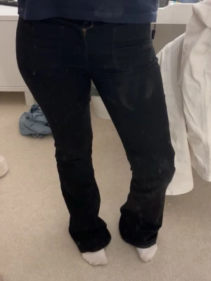 Svarta lågmidjade jeans - As snygga svarta lågmidjade jeans med utsvängning från Wrangler! Nästan aldrig använts och köpte för 799kr , men priset kan diskuteras 