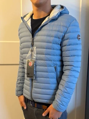 Colmar jacka - Säljer nu en sjukt snygg blå (HELT NY) Colmar jacka | Skick: 10/10, alla lappar är kvar på och har aldrig använts | Modell: 178cm lång & väger 71kg | Storlek: 50/S | Nypris: 3500kr, vi säljer för endast 2099 | Skriv gärna vid minsta lilla intresse!