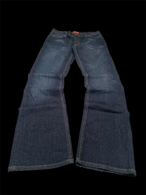 Darkblå vintage archive bootcut jeans  - NOT VIVIENNE WESTWOOD. Dark blå bootcut jeans med jätte fin wash. Full length 110cm, waist 44cm, legopening 24cm. 
