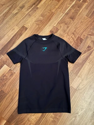 Gymshark onyx - Säljer min OANVÄNDA Gymshark onyx i färgen ”black/onyx grey”. Endast prövad. Storlek M. Självklart äkta, köpt direkt från gymshark hemsida, har orderbekräftelse osv. Bara att höra av sig vid minsta fråga! priset är diskuterbart!