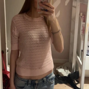 Ljusrosa stickad topp med hålmönster - I bra skick💞