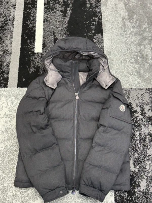 Moncler Montgenevre  - Säljer den sällsynta Montgenevre jackan till ett riktigt bra pris! Den är i storlek 1 vilket motsvarar S. NFC fungerar! Skriv för eventuella frågor!