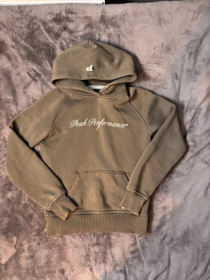 Peak performance hoodie  - Tja, tänkte sälja en gammal hoodie då den bara ligger och samlar damm. Säljes billigt då den inte riktigt har något värde för mig längre. Finns det några frågor så är det bara tt höra av sig 😁