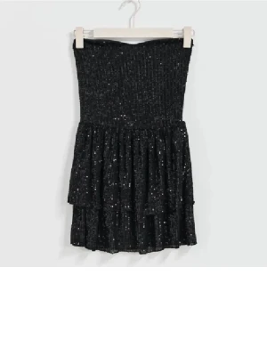 Klänning - Jättefin glittrig klänning från Gina! Storlek 170, men passar mig som brukar ha S och den passar XS också💗säljs inte längre! Använd en gång!