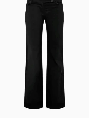 Svarta kostymbyxor med spänne - Stilrena svarta kostymbyxor med rakt snitt och snyggt spänne vid benslutet. Perfekta för en dressad look och enkla att matcha med olika överdelar. Materialet känns mjukt och har en lätt glans.