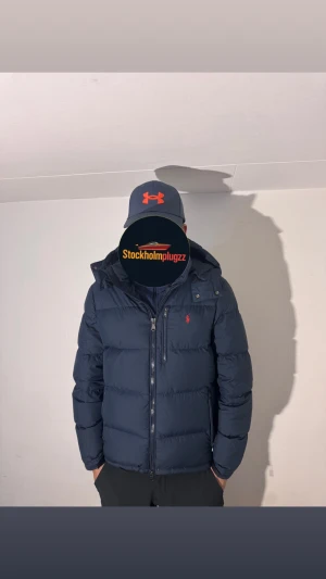 Mörkblå pufferjacka från Polo Ralph Lauren - Sälja nu  en mörkblå pufferjacka från Polo Ralph i storlek S perfekt för kalla dagar. Priset är ej hugget i sten skriv vid minsta fundering✅