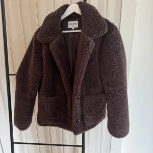 Brun teddyjacka - Storlek 34 mer som 36/38 från NAKD