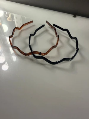 Två vågiga diadem  - Super fina diadem. Jag köpte dessa i ett duo packe, kom aldrig till användning därför säljer jag de❤️