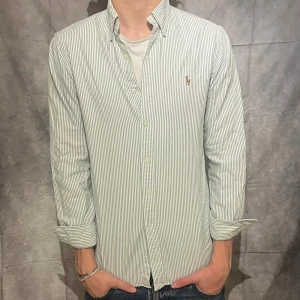 Skjorta från Ralph Lauren - Tja! Vi säljer en grön vitrandig skjorta från ralph lauren som är i ett mycket bra skick! Hör av er vid frågor och funderingar!