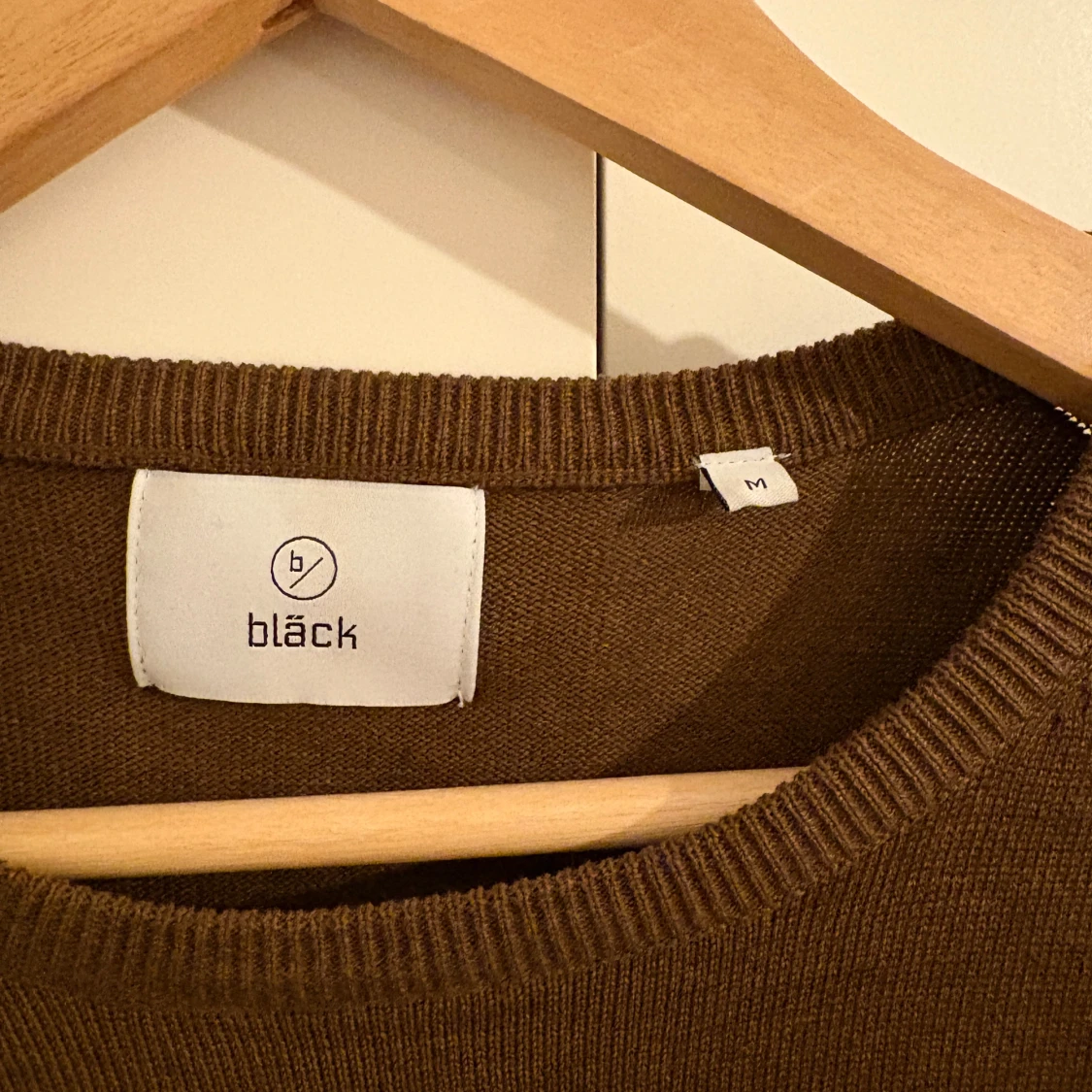 Brun stickad tröja från Bläck - 2