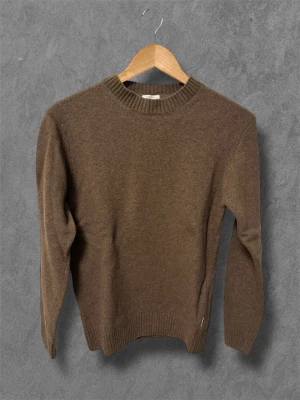 Stickad Tröja Lindbergh  - Säljer en stickad tröja från Lindbergh i mjuk lammull. Tröjan har rund hals, ribbade muddar och lång ärm. Storlek: S. Använd enbart ett fåtal gånger. Hör av er ifall ni har några frågor!