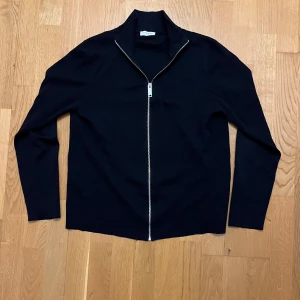 Sandro Paris wool cardigan  - Det är en riktigt stilren och bekväm cardigan från sandro Paris. Den är i storlek L men kan även passa M. Den är så gott som ny och är knappt använd därför skulle jag säga att priset är väldigt bra. Då den nypris kostar över 300€. 