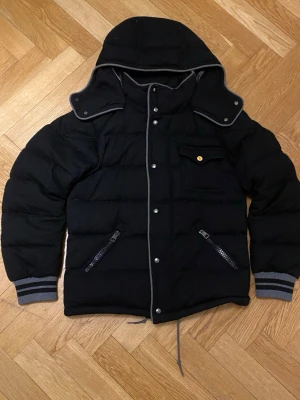 Moncler bresle dunjacka - Otroligt fett jacka från moncler som håller dig varm och är väldigt stilig. Den är i storlek 0 och passar xs herr alltså dig som är 160-175cm lång ungefär. Nypris ligger på över 10 tusen alltså är vårat pris makalöst. Den är självklart äkta. Kom gärna med frågor finns några små defekter på luvan (pintholes). Finns fler bilder skriv om ni undrar något 