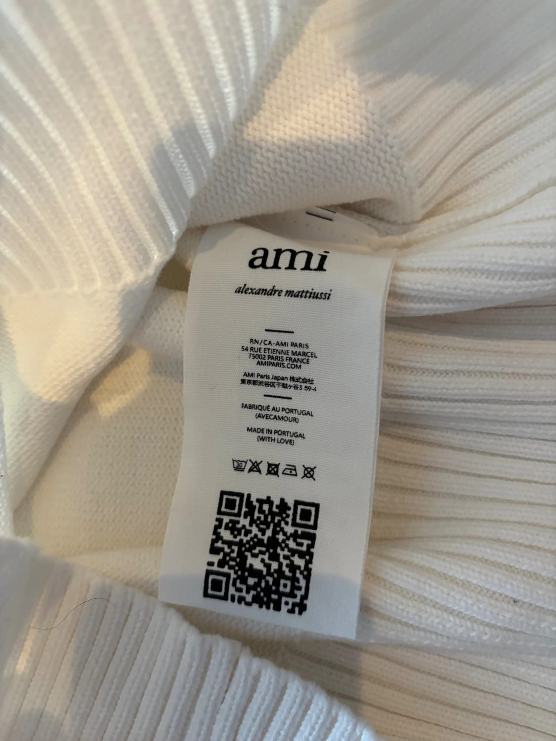 Vit stickad tröja med rött hjärta från Ami - 4