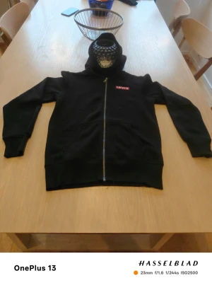 Svart livi's tröja 152 cm - En svart livi's full sip. Jag säljer för att jag inte använder den så mycket nästan helt nytt skick storlek 12 år/ 152 inga hål eller andra saker.Fråga gärna om ni är intresserade.                             (Glas skål från bild 1 ingår inte)