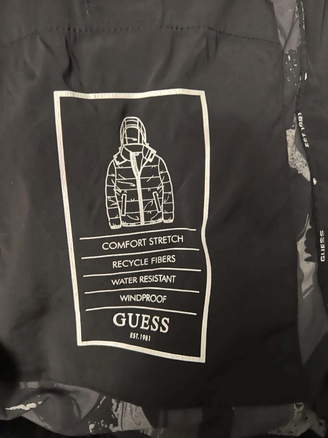 Svart pufferjacka från Guess - 3