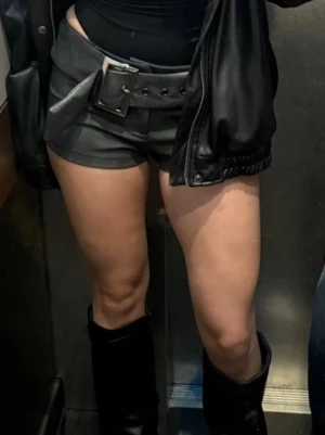 Grå lädershorts - Säljer dessa coola grå lädershorts från shein som är perfekt för fest etc 💗storlek M men passar S bättre. Ge prisförslag! 