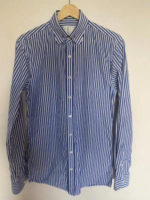 Skjorta Oscar Jacobson - Skjorta från Oscar Jacobson med skjortnål. Väldigt bra skick 