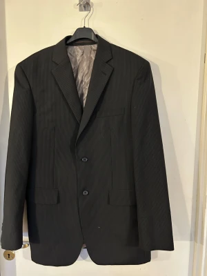 Kritstrecksrandig kostym gr Bastini storlek 150 - Kritstrecksrandig kostym från Bastini. Storlek 150. Endast använd 2 gånger.