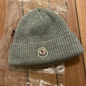 Moncler mössa - Moncler mössa i perfekt skick, använd 1-2 gånger och ändrar passform efter huvudstorlek