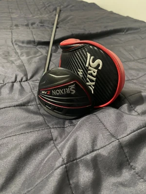 Srixon Z F85 3W 15Loft - Säljer min Srixon Z F85. En avancerad fairwawträ som ger dig kraftfull, penetrerande bollflykt och stabilitet från tee eller fairway. Den här modellen är mest tourorienterad med en kompakt profil som ger kontroll och workability. Den har premium Miyazaki Mahana skaften.  Loft 15  Regular flex grafit, Miyazaki Mahan made in Japan. Hägerhänt herr  Inkluderad Srixon head cover   Hämtas vid Knivsta Station, eller skickas mot frakt.Köparen betalar kostnaderna för frakt och köpskydd.