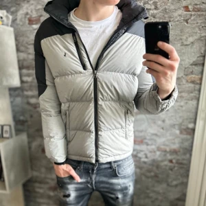 Ralph Lauren Jacka - Mycket fint skick, inga defekter förutom att loggan är lite sliten. Storlek XL junior/S  passar dig som är mellan 168-178cm ungefär. Nypris ca 3000kr. Modellen är 185 cm, 79 kg. Självklart äkta - Kolla bara recensionerna! Passar bra nu till vintern. Skriv för mer information!🤝