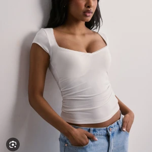 Vit topp med spetskant Nelly - Helt ny med lappar kvar.