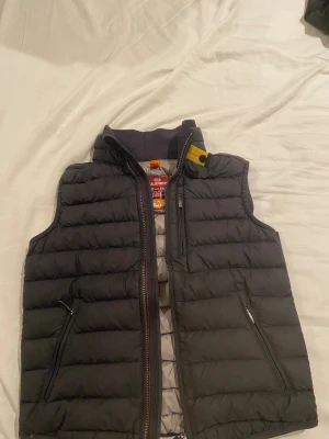 Svart dunväst från Parajumpers - Den har ett litet hål på ryggen som blivit sytt, går att se på sista bilden. Passar folk som e ungefär 155-165. Pris går att diskutera såklart.